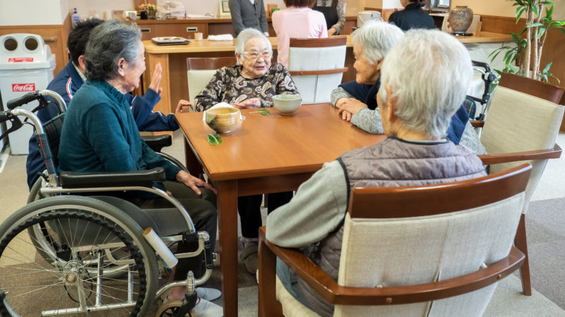 特別養護老人ホームうがた苑の笑みサロンで5回目の「お茶会」を開催！