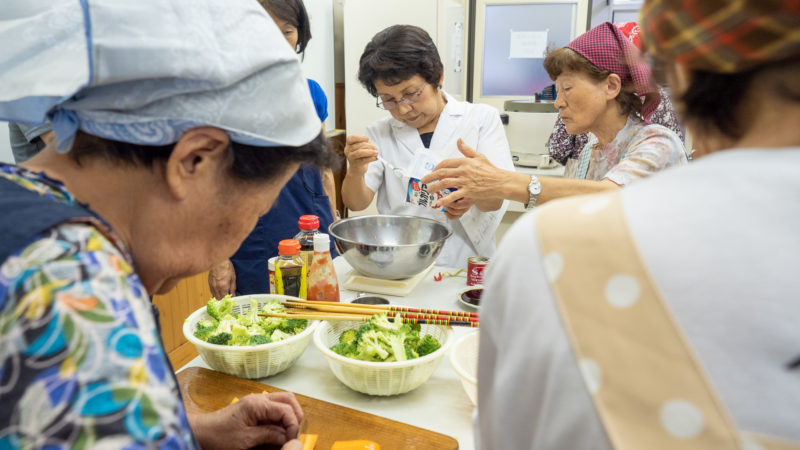 特別養護老人ホームあらしま苑が鳥羽市小浜町の小浜公民館で料理教室を開催しました！