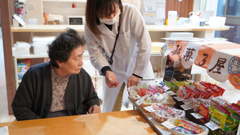 ふたみ苑で駄菓子販売イベントを開催しました