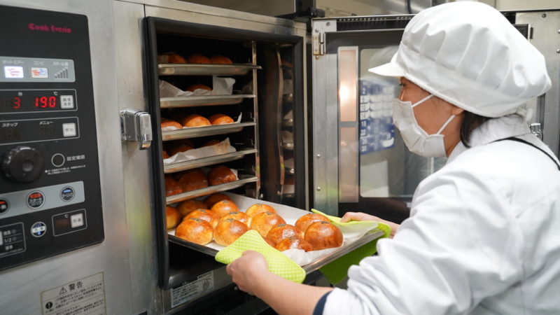 ふたみ苑であんぱん作りを実施しました